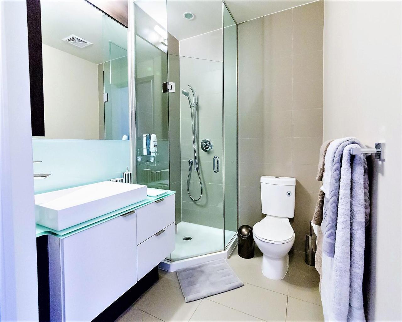 Upscale Suite At Cn Tower, Metro Convention & Rogers Centre Торонто Екстериор снимка